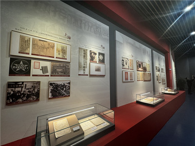 江蘇館藏革命文物聯(lián)展巡展暨新華日報(bào)交匯點(diǎn)新聞'薪火'頻道上線啟動(dòng)儀式在南京舉行